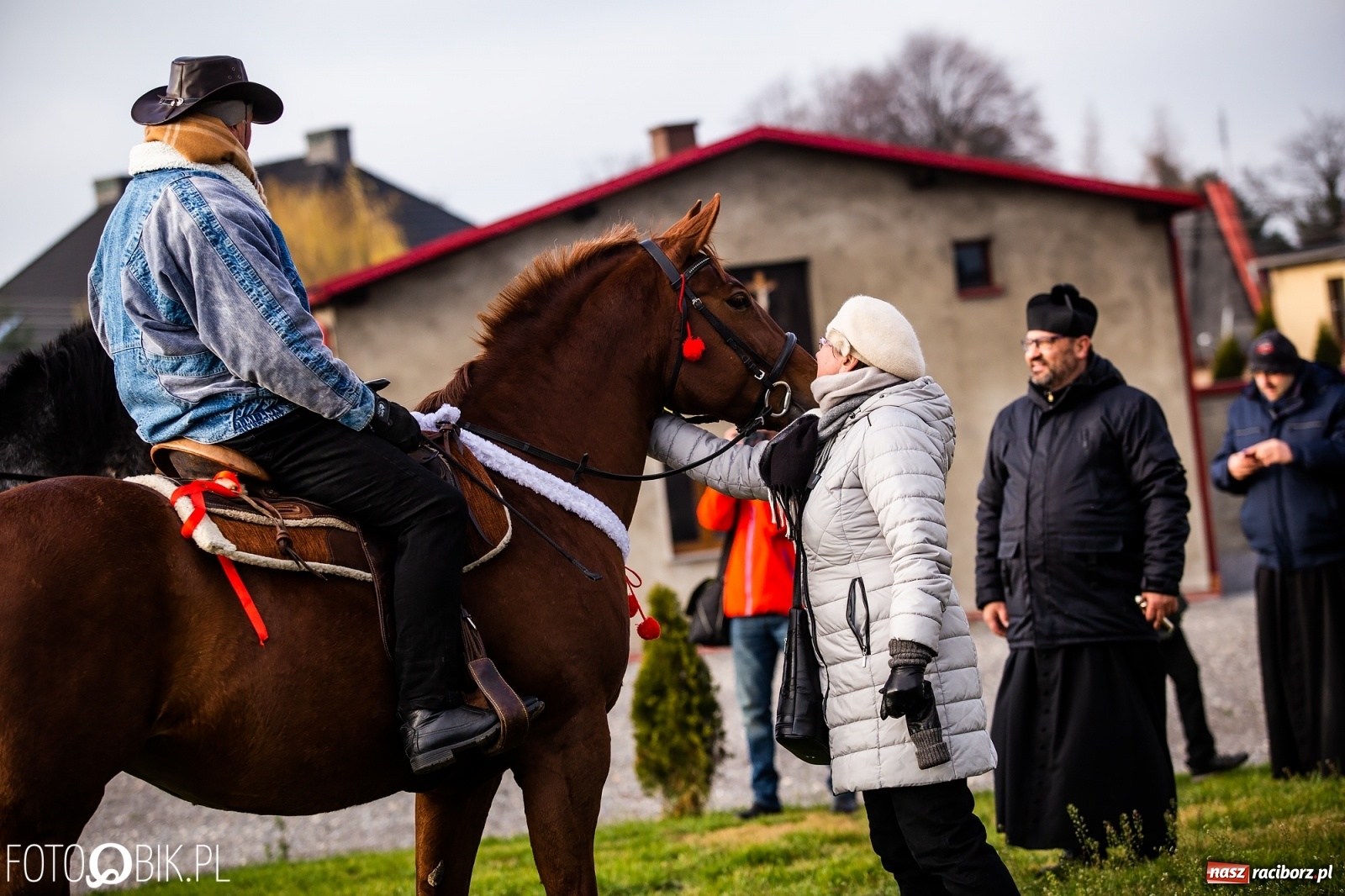 Zdjęcie w galerii na portalu naszraciborz.pl: W Krzanowicach przeszła dziś procesja konna na św. Mikołaja wiadomości z regionu