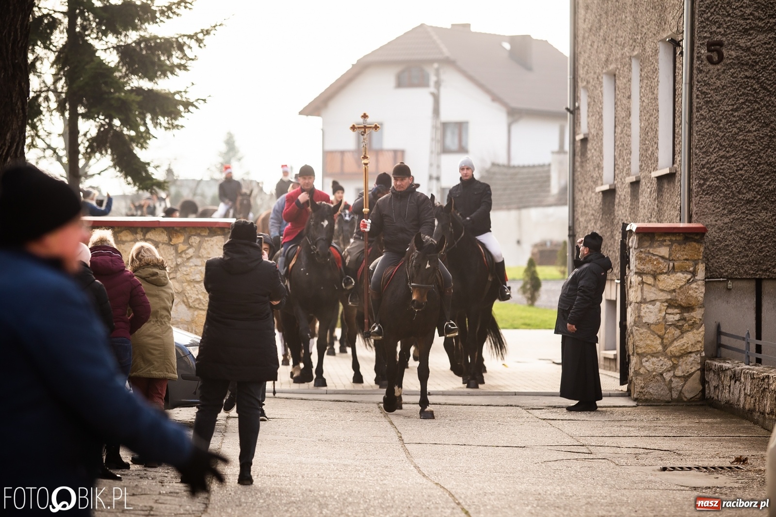 Zdjęcie w galerii na portalu naszraciborz.pl: W Krzanowicach przeszła dziś procesja konna na św. Mikołaja wiadomości z regionu
