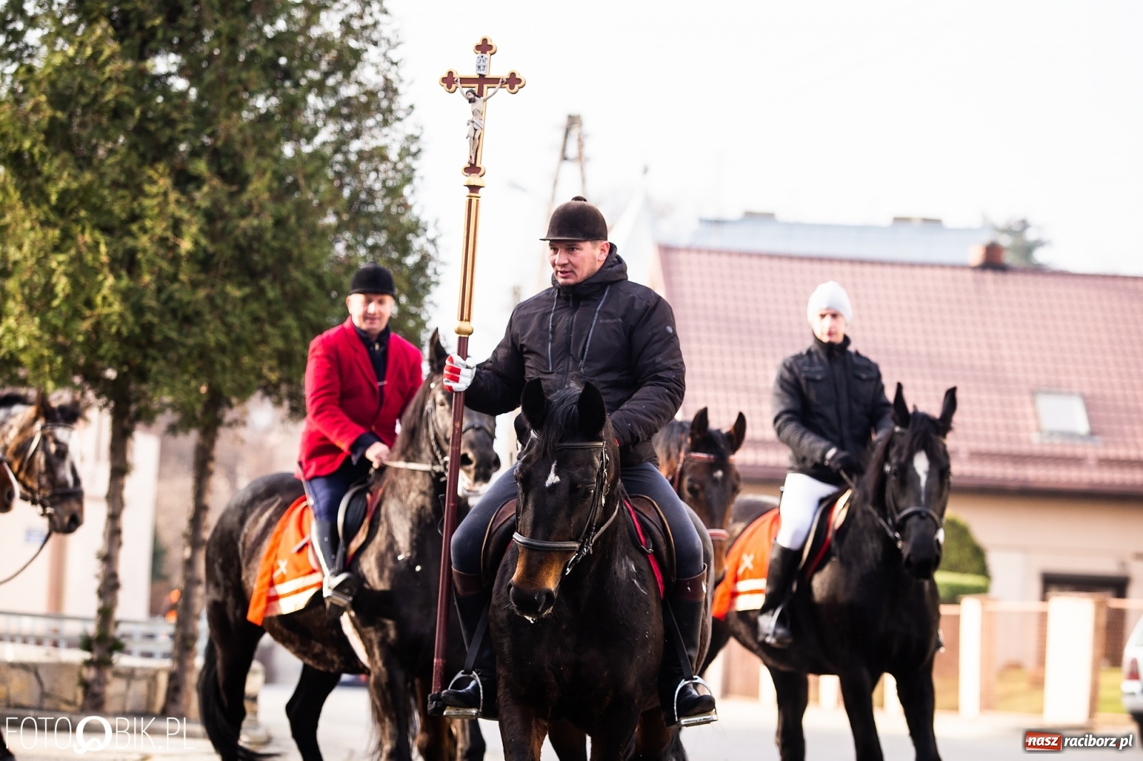 Zdjęcie w galerii na portalu naszraciborz.pl: W Krzanowicach przeszła dziś procesja konna na św. Mikołaja wiadomości z regionu