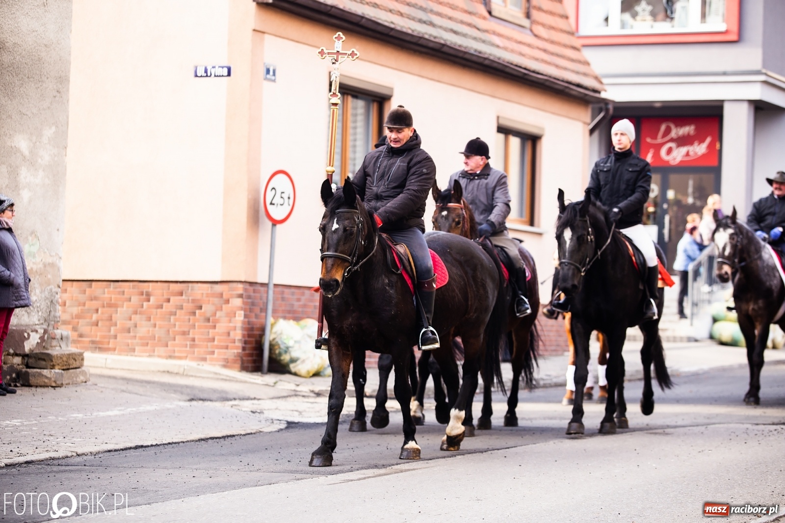 Zdjęcie w galerii na portalu naszraciborz.pl: W Krzanowicach przeszła dziś procesja konna na św. Mikołaja wiadomości z regionu