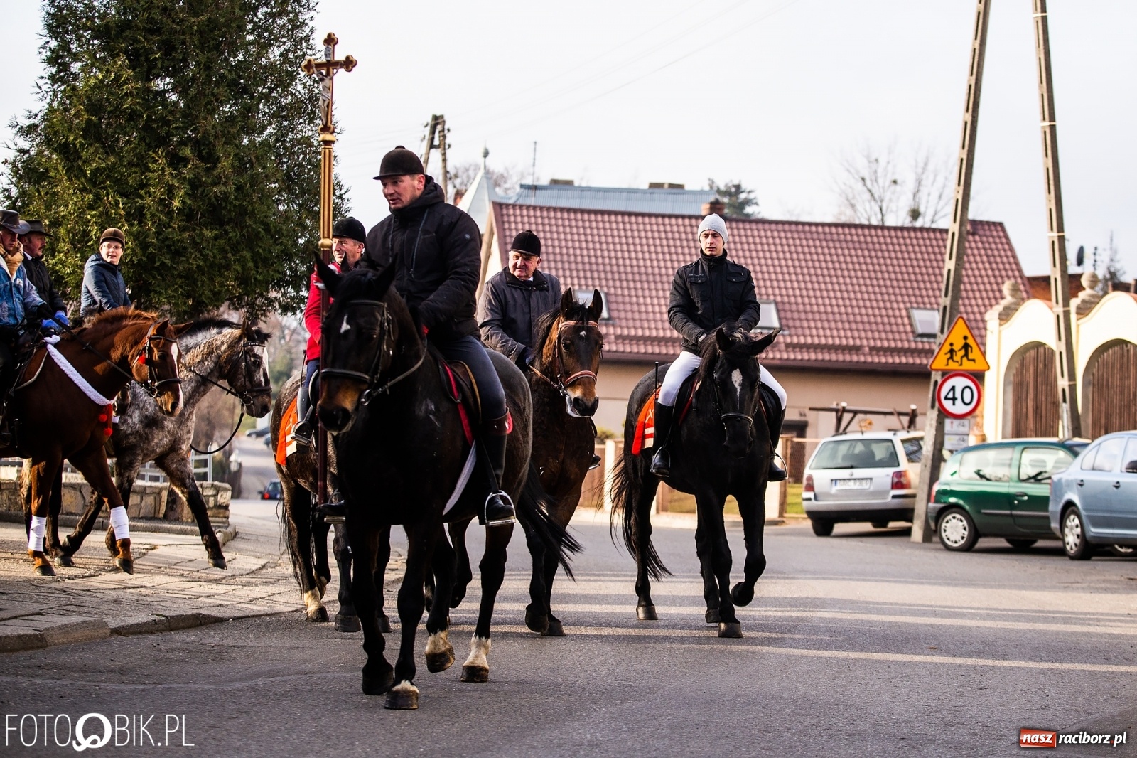 Zdjęcie w galerii na portalu naszraciborz.pl: W Krzanowicach przeszła dziś procesja konna na św. Mikołaja wiadomości z regionu