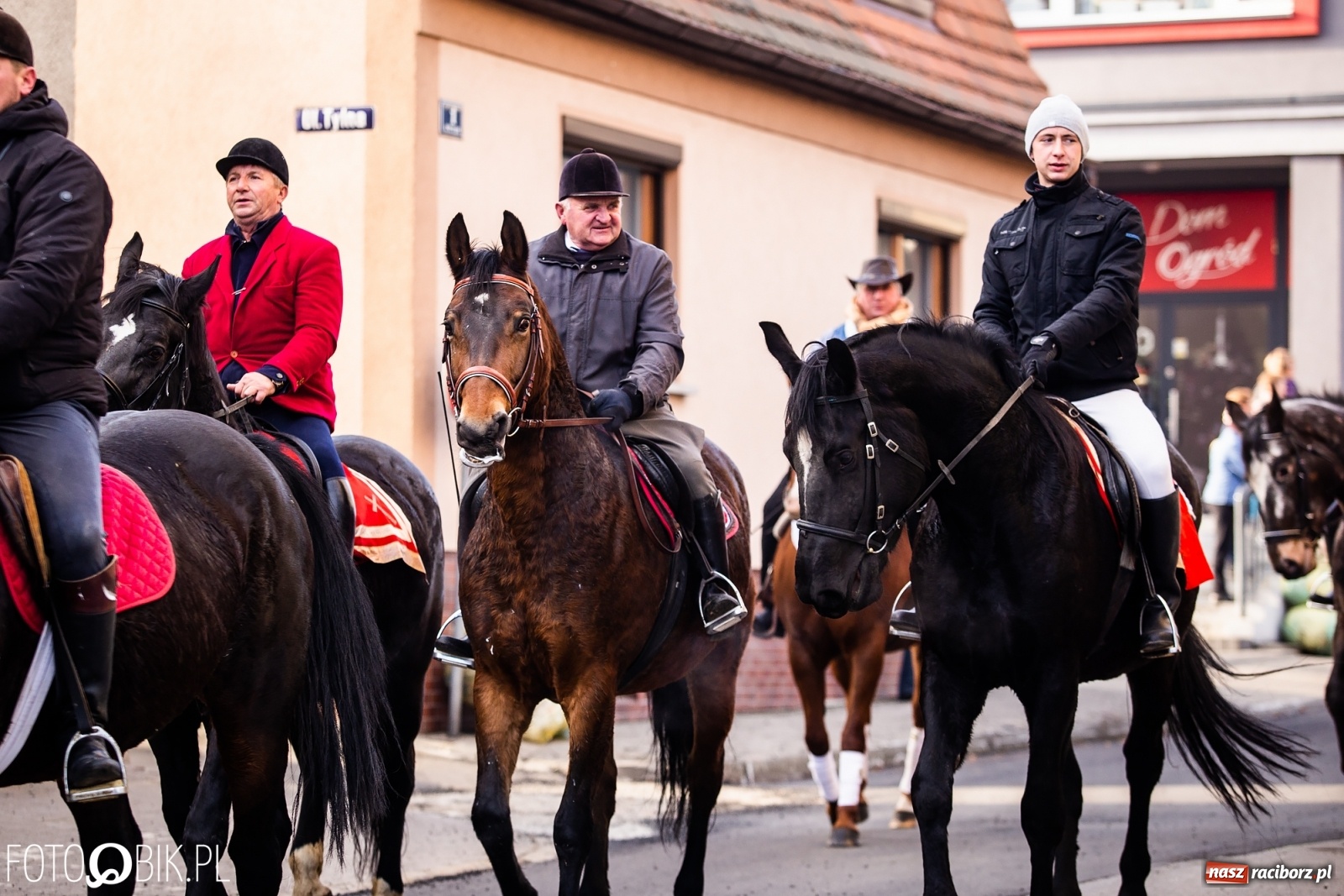 Zdjęcie w galerii na portalu naszraciborz.pl: W Krzanowicach przeszła dziś procesja konna na św. Mikołaja wiadomości z regionu