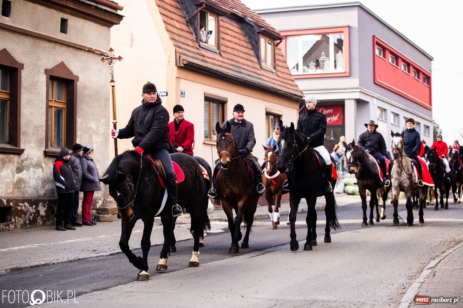 Zdjęcie w galerii na portalu naszraciborz.pl: W Krzanowicach przeszła dziś procesja konna na św. Mikołaja wiadomości z regionu