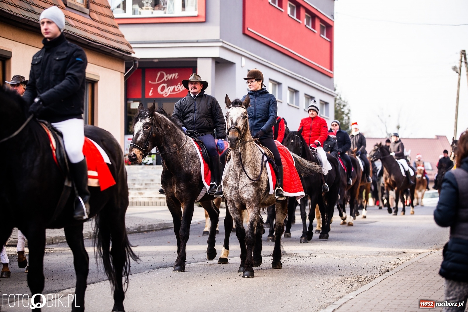 Zdjęcie w galerii na portalu naszraciborz.pl: W Krzanowicach przeszła dziś procesja konna na św. Mikołaja wiadomości z regionu
