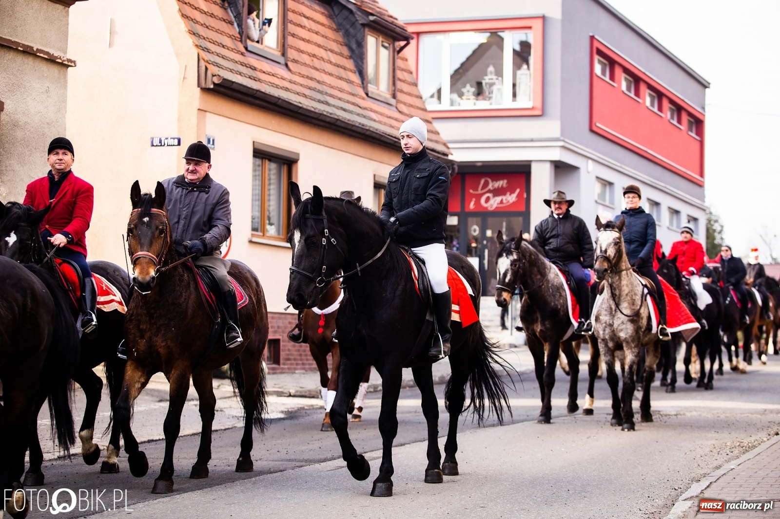 Zdjęcie w galerii na portalu naszraciborz.pl: W Krzanowicach przeszła dziś procesja konna na św. Mikołaja wiadomości z regionu