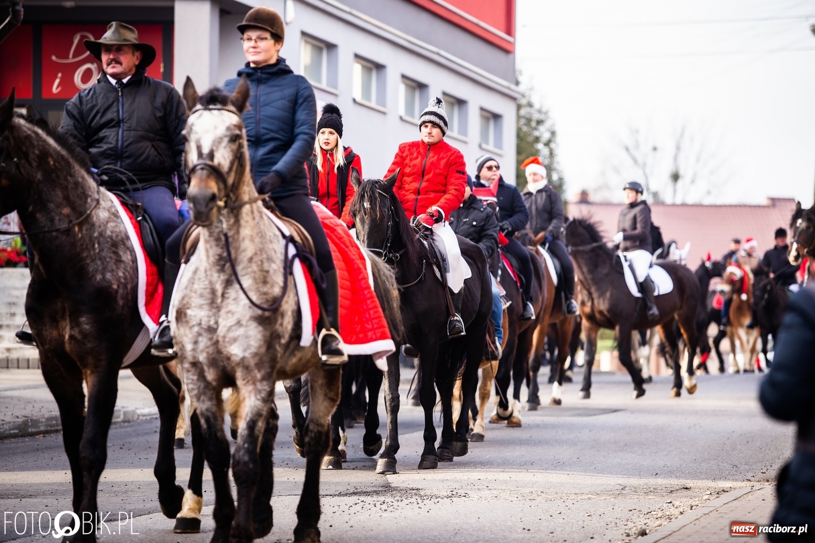 Zdjęcie w galerii na portalu naszraciborz.pl: W Krzanowicach przeszła dziś procesja konna na św. Mikołaja wiadomości z regionu