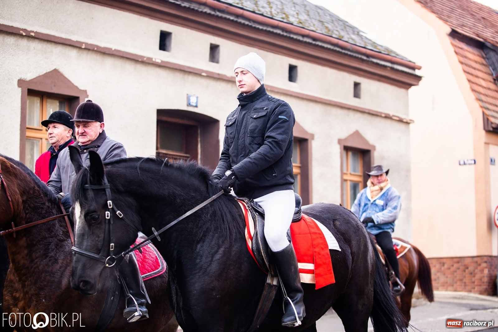 Zdjęcie w galerii na portalu naszraciborz.pl: W Krzanowicach przeszła dziś procesja konna na św. Mikołaja wiadomości z regionu