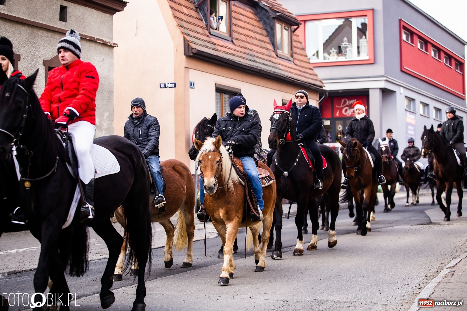 Zdjęcie w galerii na portalu naszraciborz.pl: W Krzanowicach przeszła dziś procesja konna na św. Mikołaja wiadomości z regionu