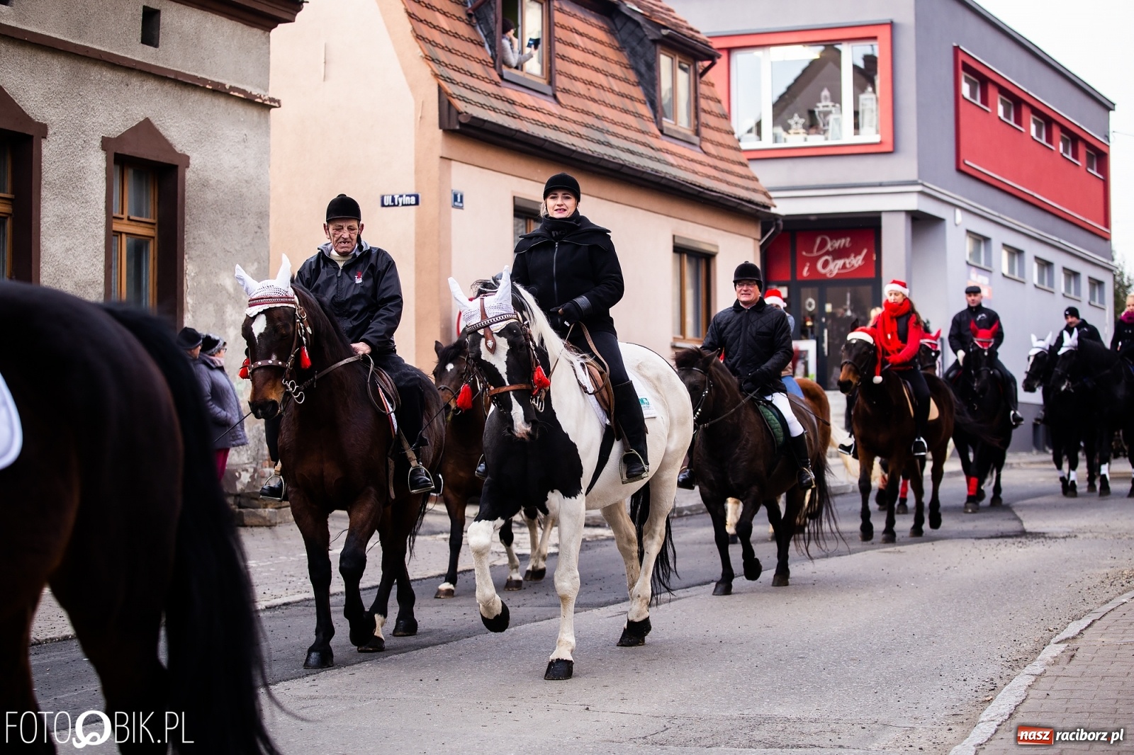 Zdjęcie w galerii na portalu naszraciborz.pl: W Krzanowicach przeszła dziś procesja konna na św. Mikołaja wiadomości z regionu