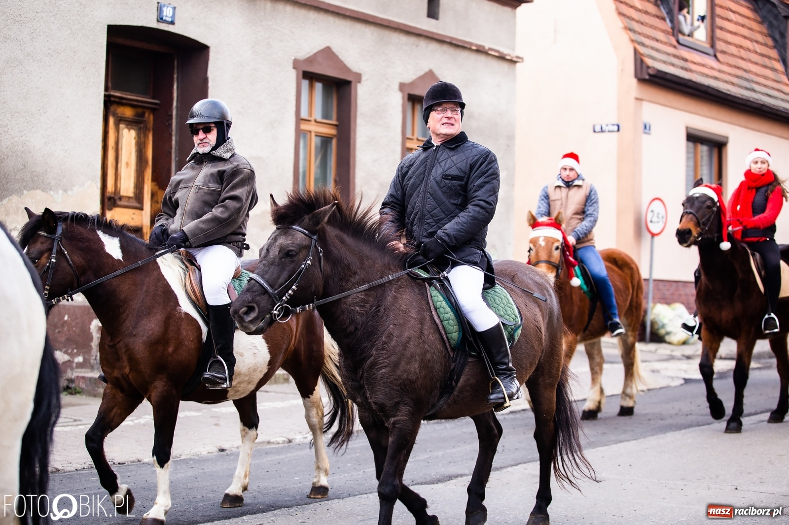 Zdjęcie w galerii na portalu naszraciborz.pl: W Krzanowicach przeszła dziś procesja konna na św. Mikołaja wiadomości z regionu
