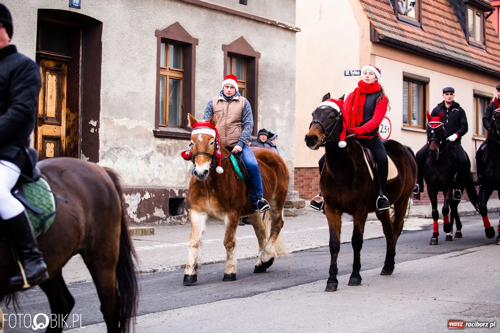 Zdjęcie w galerii na portalu naszraciborz.pl: W Krzanowicach przeszła dziś procesja konna na św. Mikołaja wiadomości z regionu