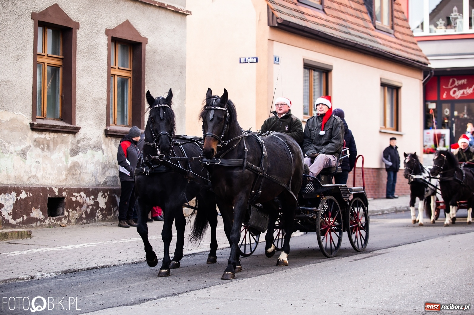 Zdjęcie w galerii na portalu naszraciborz.pl: W Krzanowicach przeszła dziś procesja konna na św. Mikołaja wiadomości z regionu
