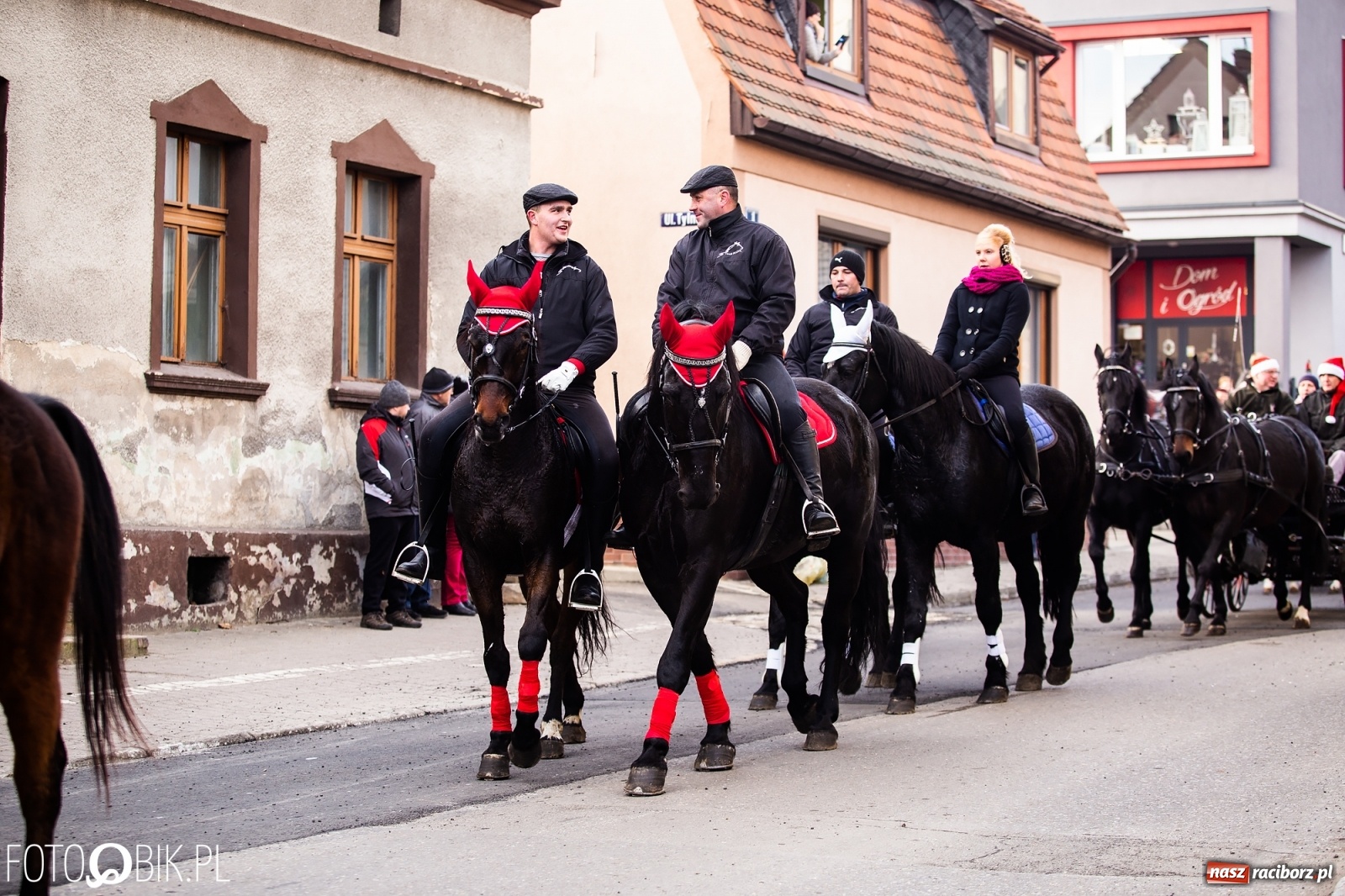 Zdjęcie w galerii na portalu naszraciborz.pl: W Krzanowicach przeszła dziś procesja konna na św. Mikołaja wiadomości z regionu