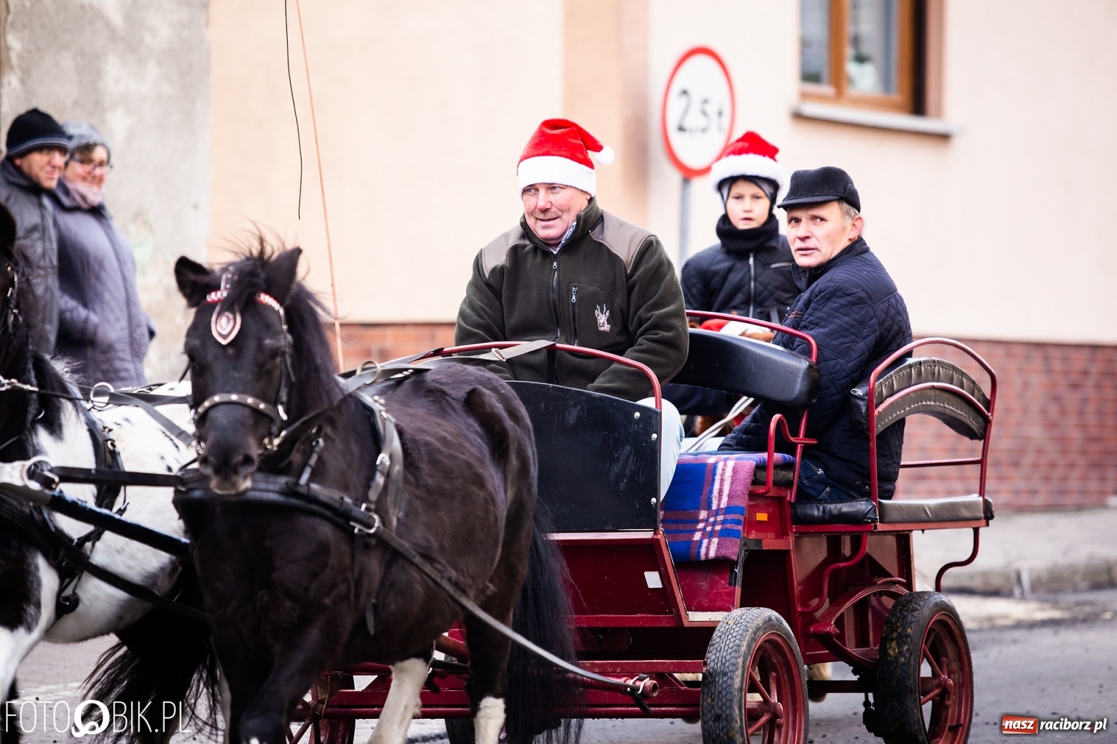 Zdjęcie w galerii na portalu naszraciborz.pl: W Krzanowicach przeszła dziś procesja konna na św. Mikołaja wiadomości z regionu