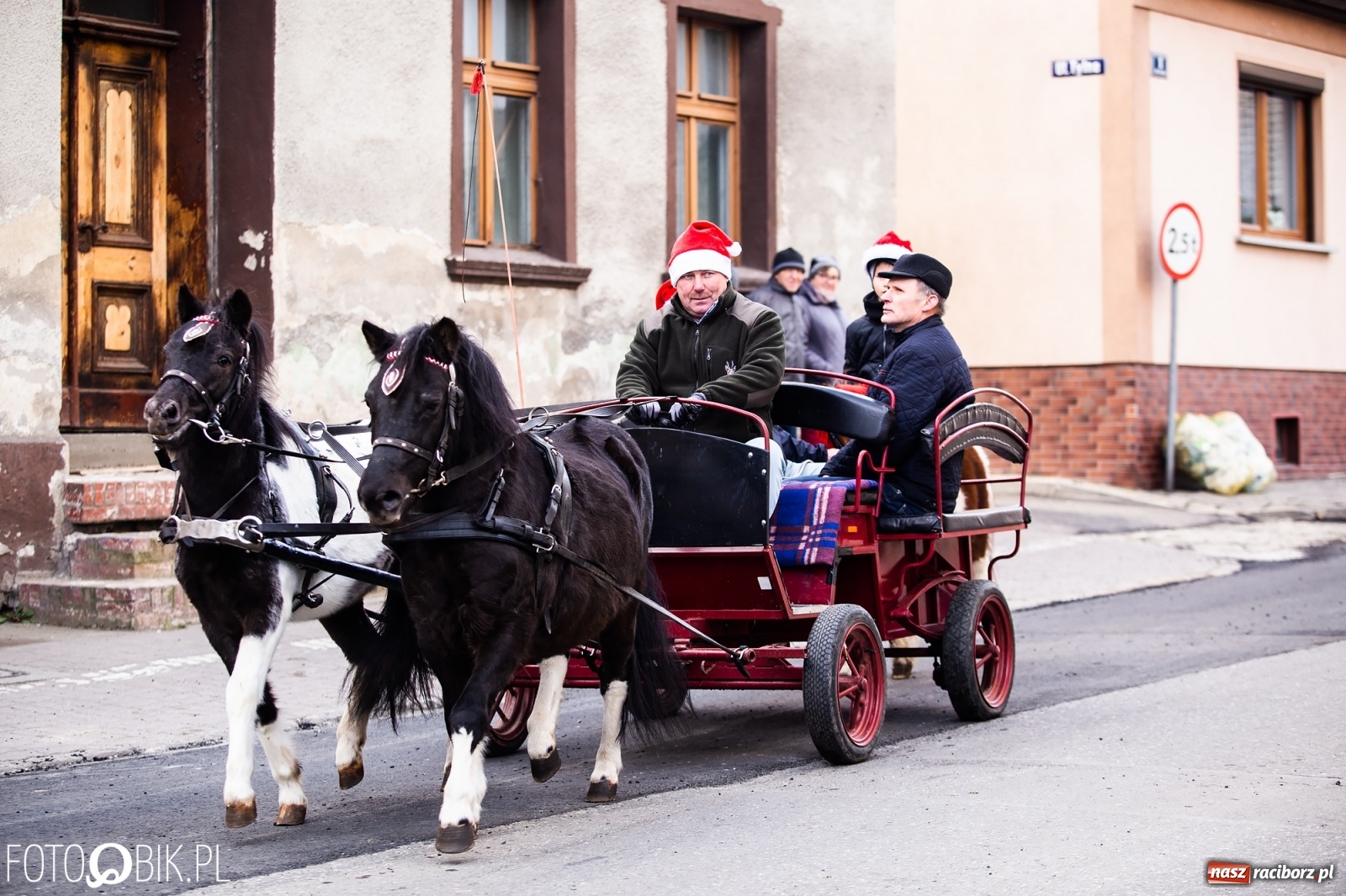 Zdjęcie w galerii na portalu naszraciborz.pl: W Krzanowicach przeszła dziś procesja konna na św. Mikołaja wiadomości z regionu