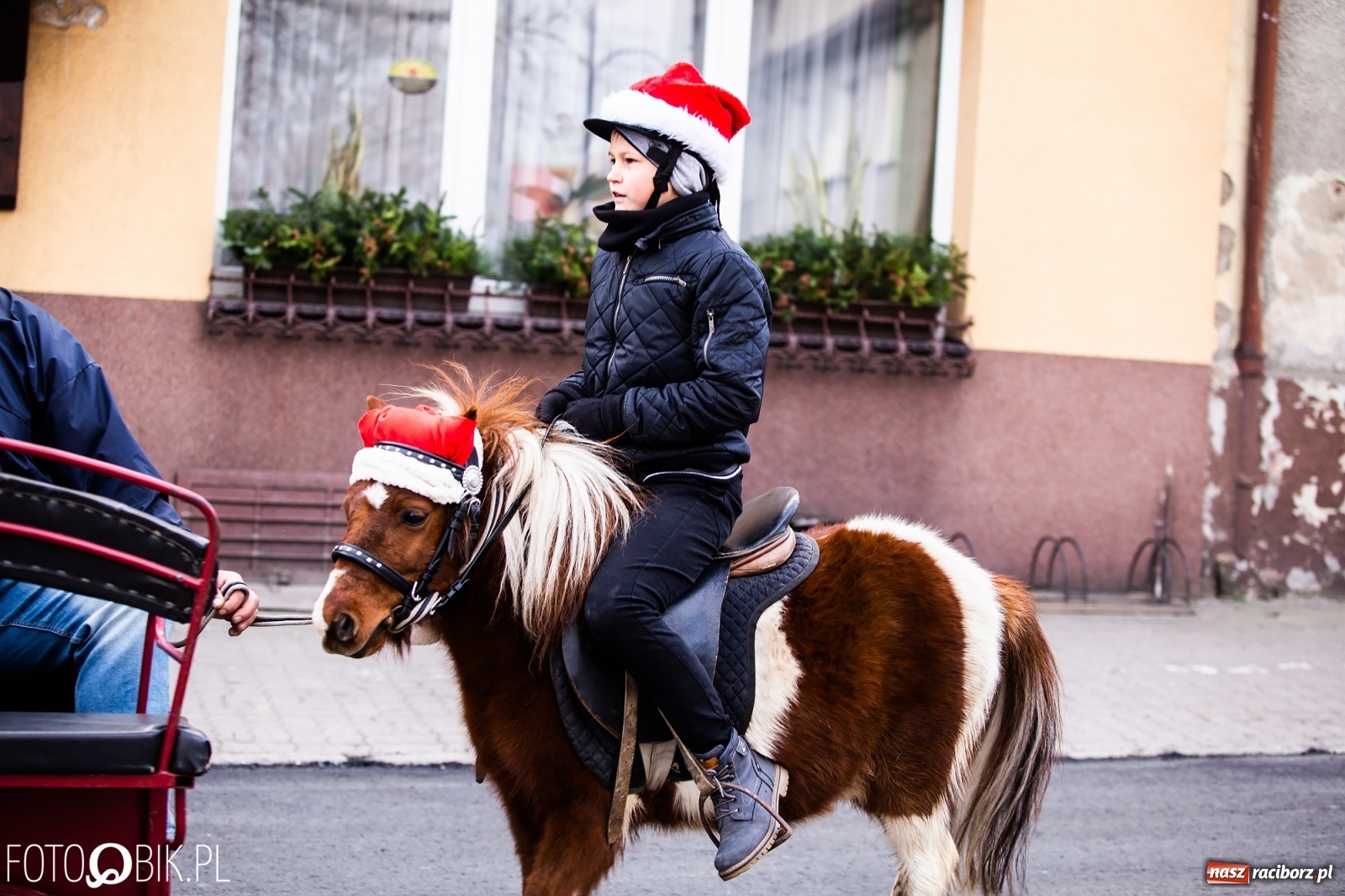 Zdjęcie w galerii na portalu naszraciborz.pl: W Krzanowicach przeszła dziś procesja konna na św. Mikołaja wiadomości z regionu