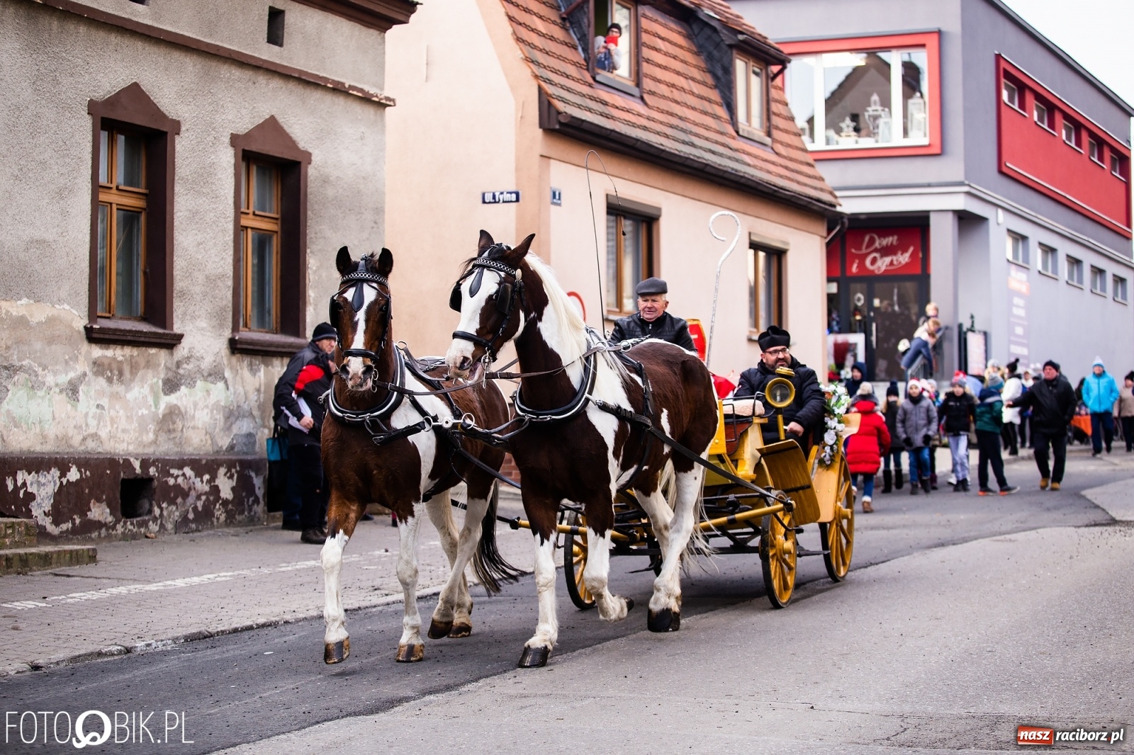 Zdjęcie w galerii na portalu naszraciborz.pl: W Krzanowicach przeszła dziś procesja konna na św. Mikołaja wiadomości z regionu