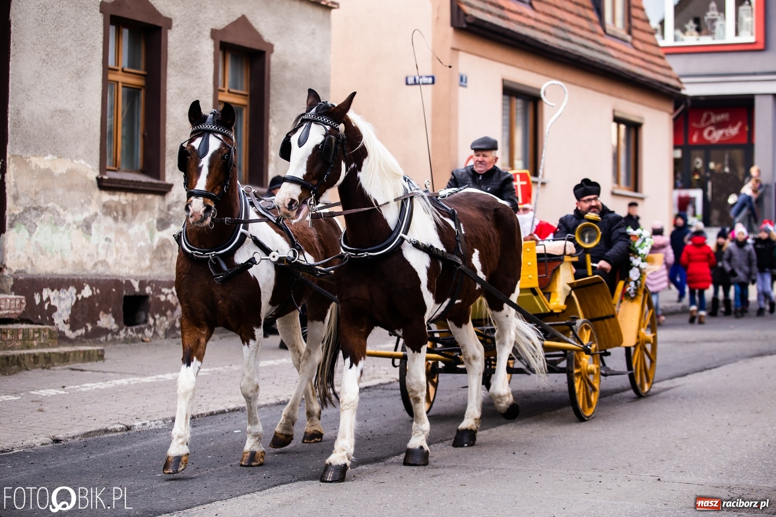 Zdjęcie w galerii na portalu naszraciborz.pl: W Krzanowicach przeszła dziś procesja konna na św. Mikołaja wiadomości z regionu