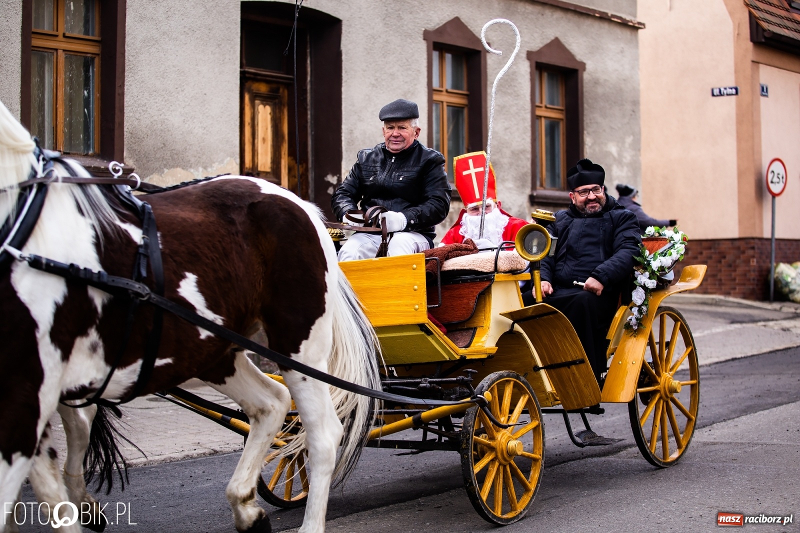 Zdjęcie w galerii na portalu naszraciborz.pl: W Krzanowicach przeszła dziś procesja konna na św. Mikołaja wiadomości z regionu