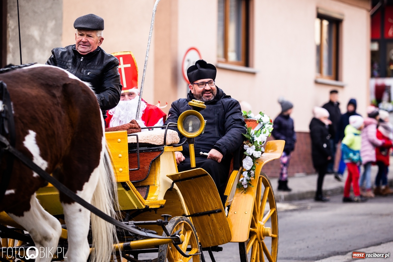 Zdjęcie w galerii na portalu naszraciborz.pl: W Krzanowicach przeszła dziś procesja konna na św. Mikołaja wiadomości z regionu