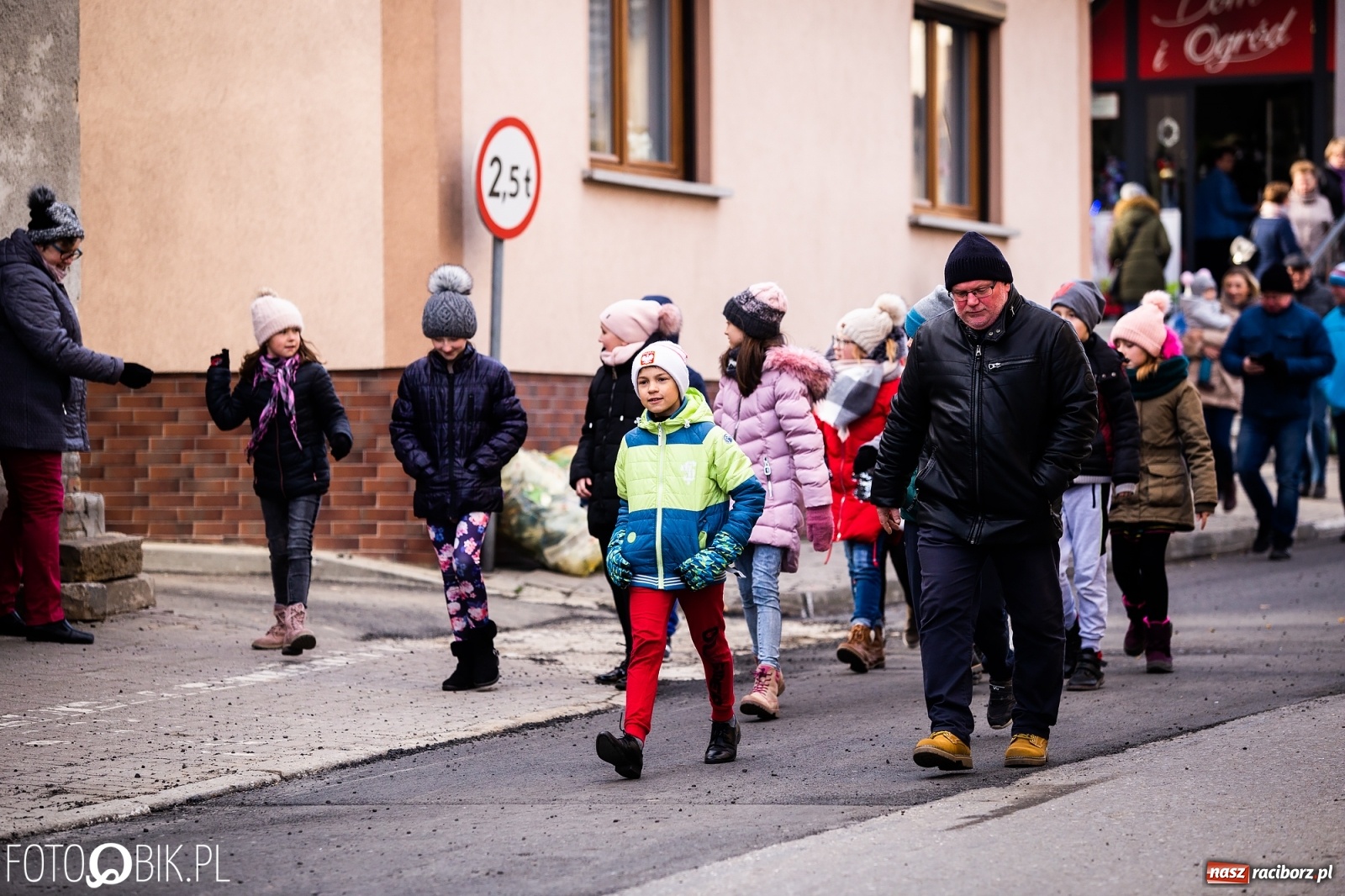 Zdjęcie w galerii na portalu naszraciborz.pl: W Krzanowicach przeszła dziś procesja konna na św. Mikołaja wiadomości z regionu