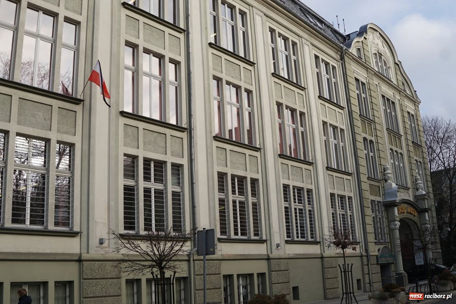 Zdjęcie w galerii na portalu naszraciborz.pl: Województwo w żałobie. W Raciborzu opuszczono flagę do połowy masztu  wiadomości z regionu