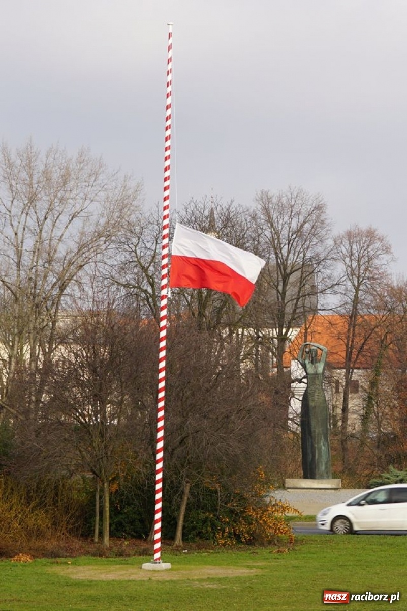 Zdjęcie w galerii na portalu naszraciborz.pl: Województwo w żałobie. W Raciborzu opuszczono flagę do połowy masztu  wiadomości z regionu