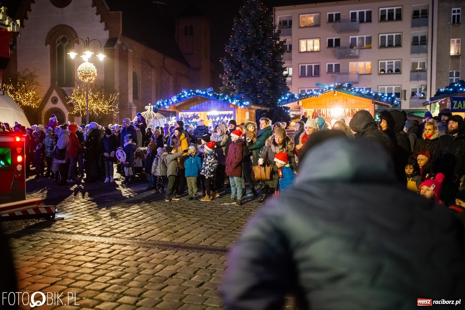 Zdjęcie w galerii na portalu naszraciborz.pl: Święty z siwą brodą nad raciborskim Rynkiem [FOTO i WIDEO] wiadomości z regionu