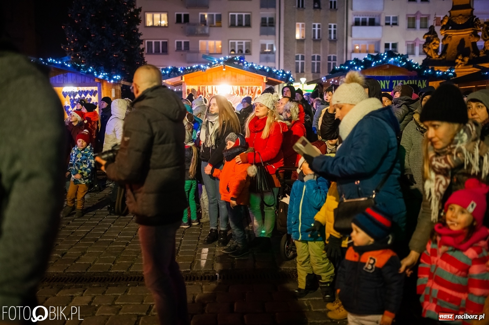 Zdjęcie w galerii na portalu naszraciborz.pl: Święty z siwą brodą nad raciborskim Rynkiem [FOTO i WIDEO] wiadomości z regionu