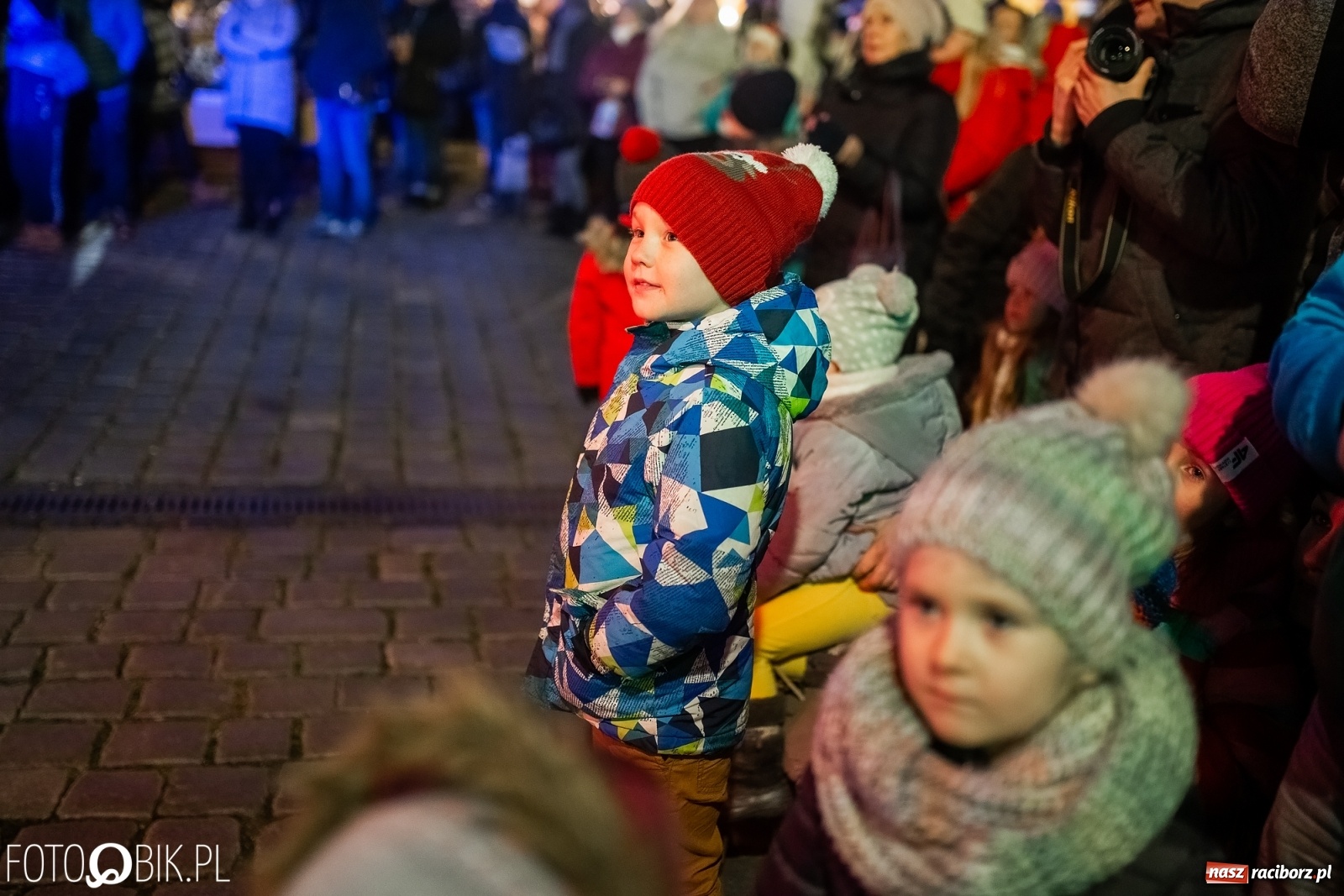 Zdjęcie w galerii na portalu naszraciborz.pl: Święty z siwą brodą nad raciborskim Rynkiem [FOTO i WIDEO] wiadomości z regionu