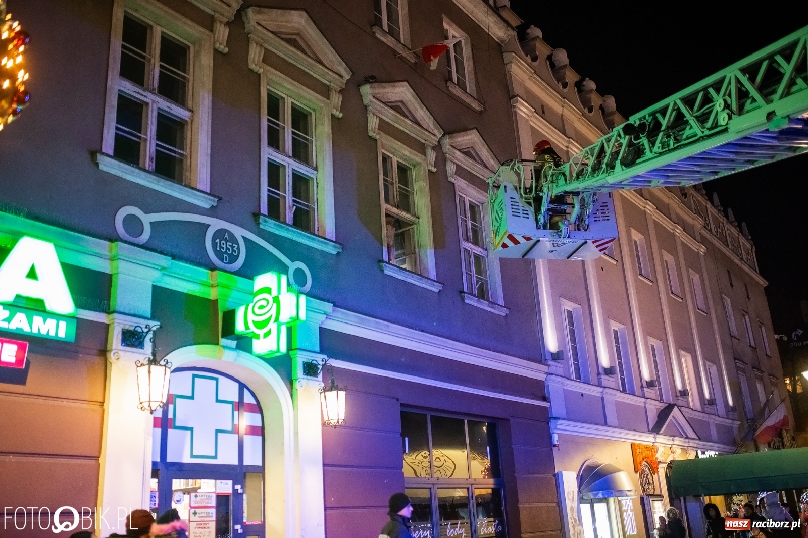 Zdjęcie w galerii na portalu naszraciborz.pl: Święty z siwą brodą nad raciborskim Rynkiem [FOTO i WIDEO] wiadomości z regionu