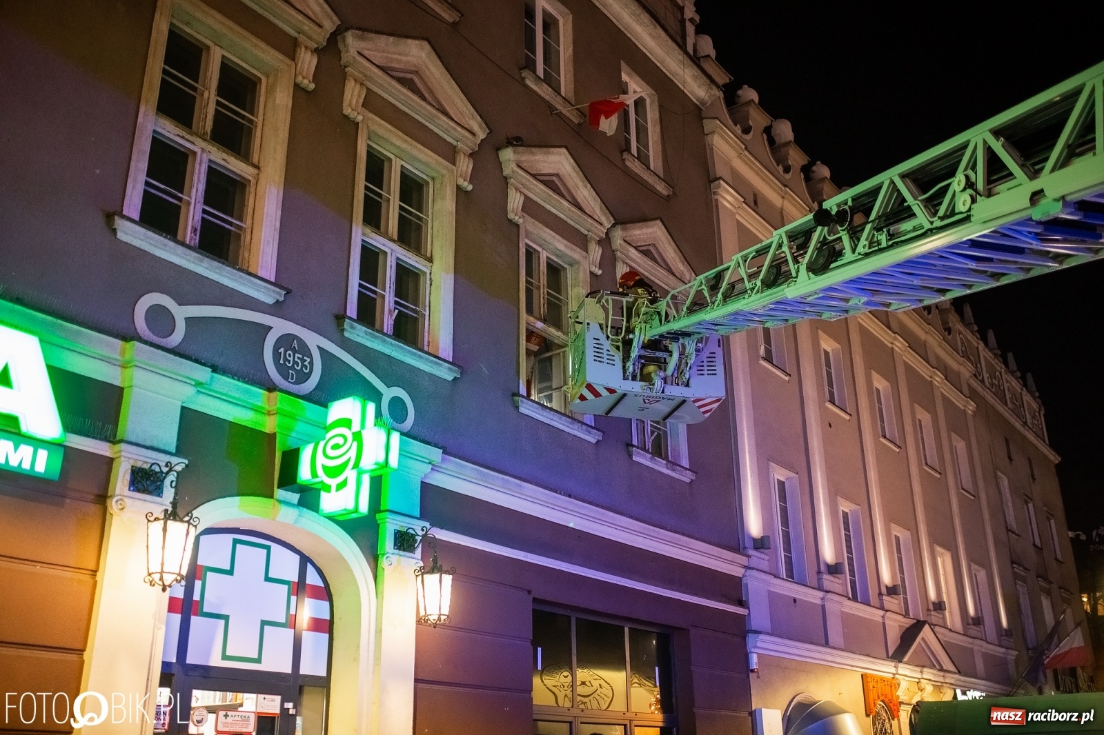 Zdjęcie w galerii na portalu naszraciborz.pl: Święty z siwą brodą nad raciborskim Rynkiem [FOTO i WIDEO] wiadomości z regionu