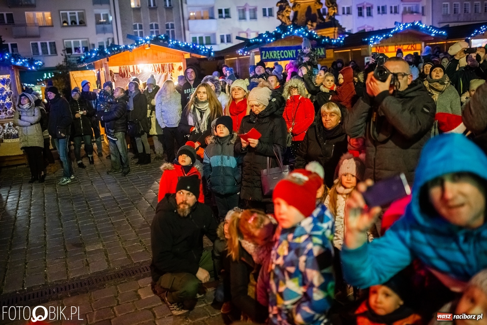 Zdjęcie w galerii na portalu naszraciborz.pl: Święty z siwą brodą nad raciborskim Rynkiem [FOTO i WIDEO] wiadomości z regionu