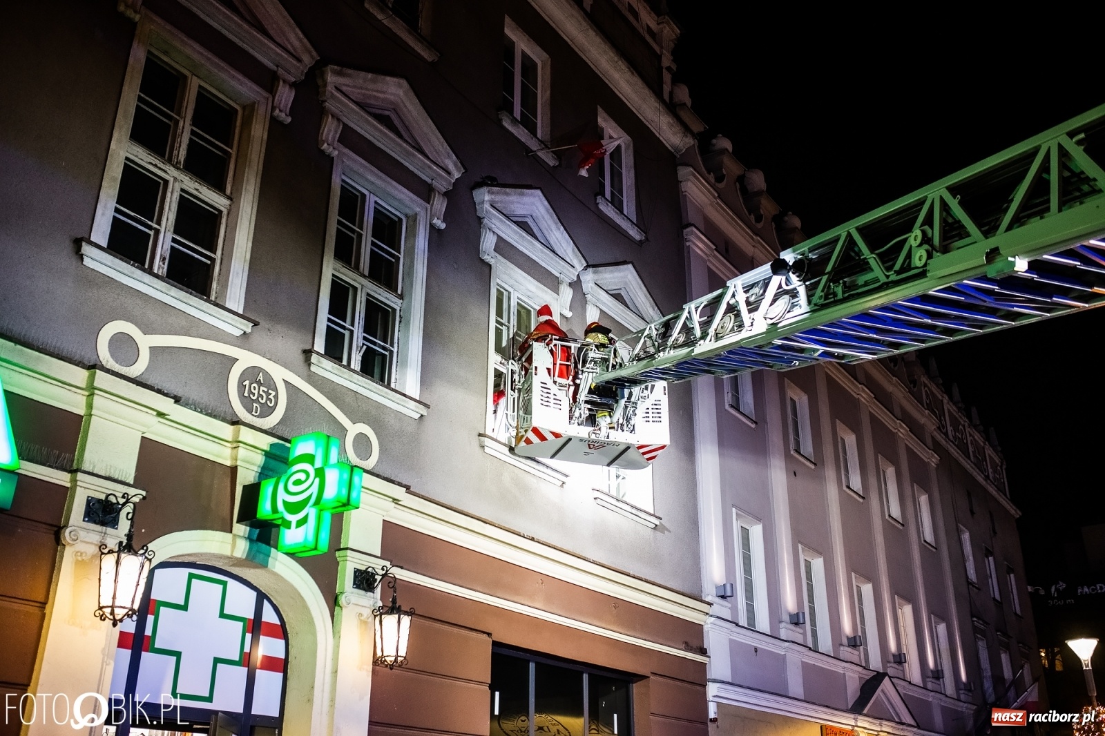 Zdjęcie w galerii na portalu naszraciborz.pl: Święty z siwą brodą nad raciborskim Rynkiem [FOTO i WIDEO] wiadomości z regionu