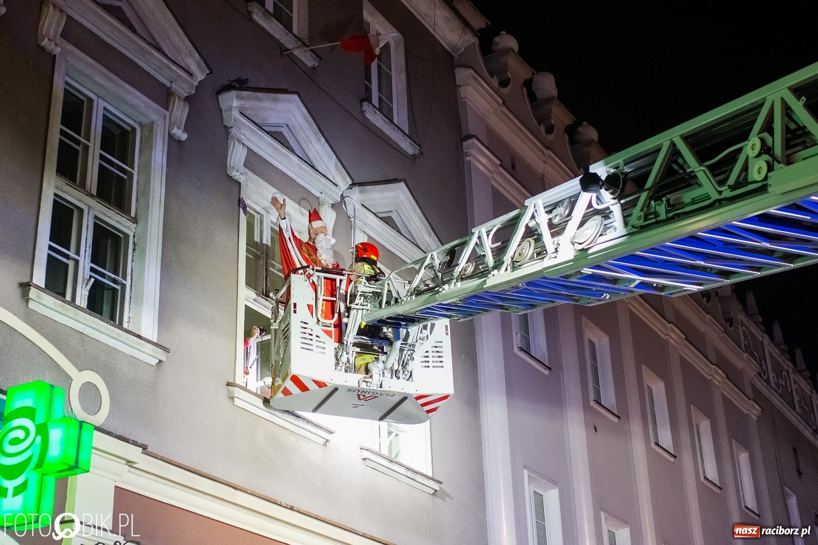 Zdjęcie w galerii na portalu naszraciborz.pl: Święty z siwą brodą nad raciborskim Rynkiem [FOTO i WIDEO] wiadomości z regionu