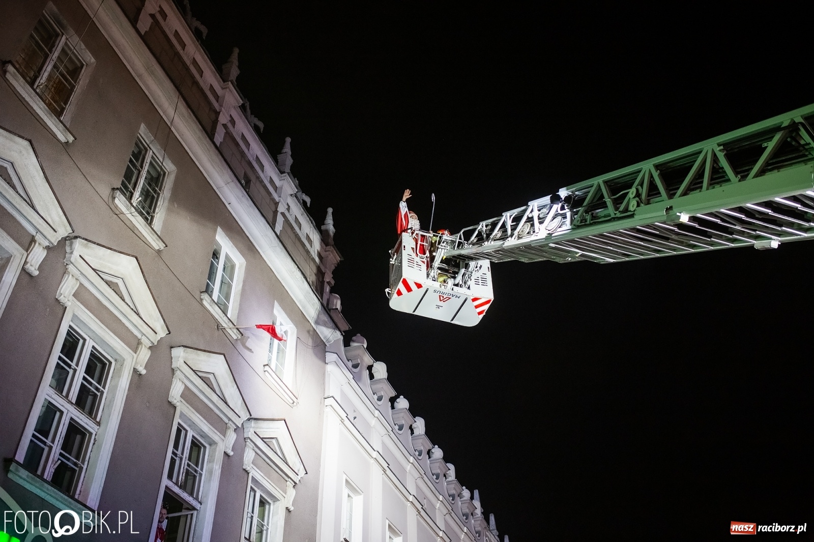 Zdjęcie w galerii na portalu naszraciborz.pl: Święty z siwą brodą nad raciborskim Rynkiem [FOTO i WIDEO] wiadomości z regionu