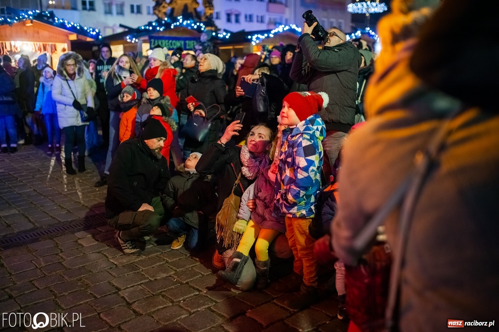 Zdjęcie w galerii na portalu naszraciborz.pl: Święty z siwą brodą nad raciborskim Rynkiem [FOTO i WIDEO] wiadomości z regionu