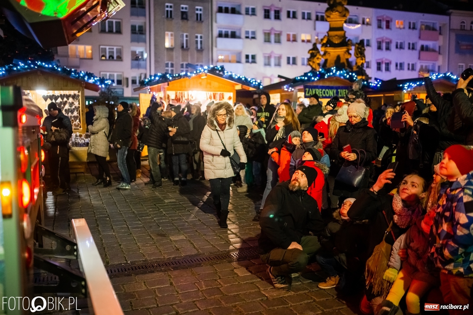 Zdjęcie w galerii na portalu naszraciborz.pl: Święty z siwą brodą nad raciborskim Rynkiem [FOTO i WIDEO] wiadomości z regionu