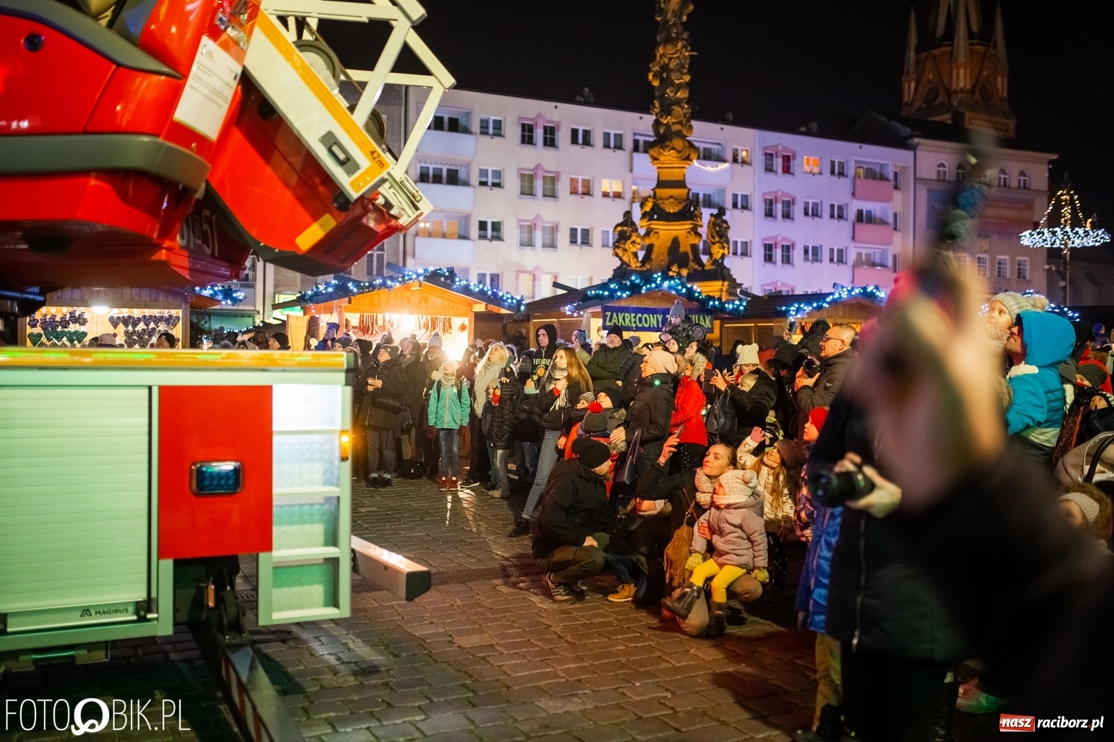 Zdjęcie w galerii na portalu naszraciborz.pl: Święty z siwą brodą nad raciborskim Rynkiem [FOTO i WIDEO] wiadomości z regionu