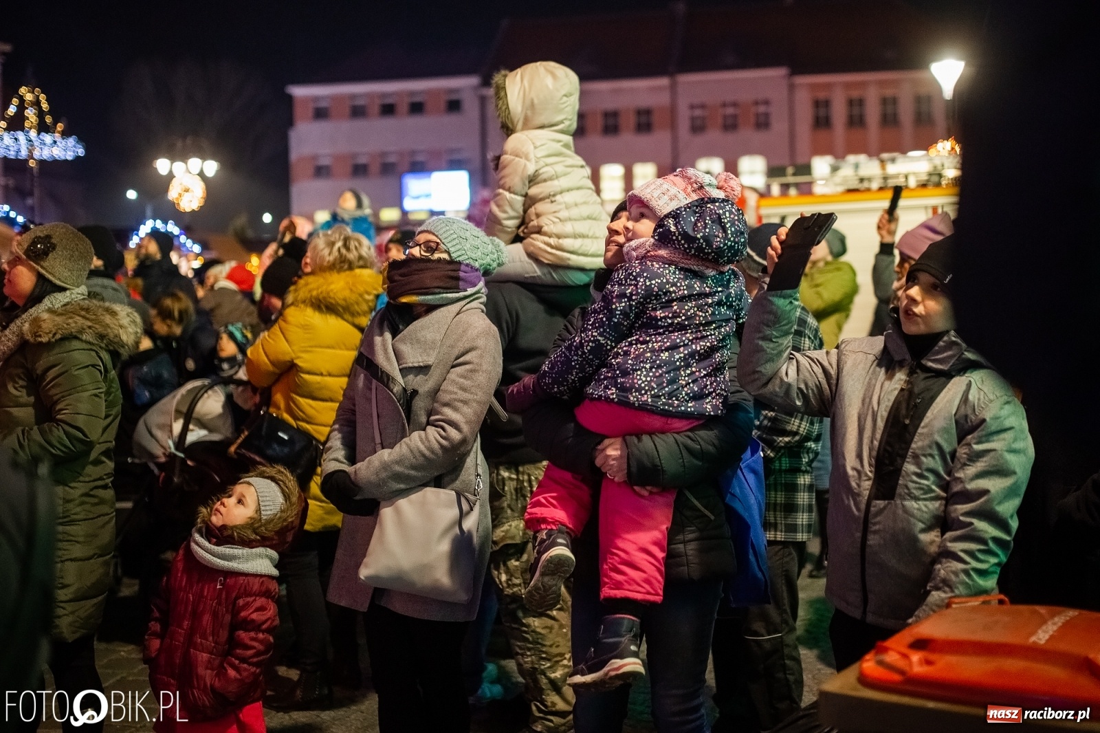 Zdjęcie w galerii na portalu naszraciborz.pl: Święty z siwą brodą nad raciborskim Rynkiem [FOTO i WIDEO] wiadomości z regionu