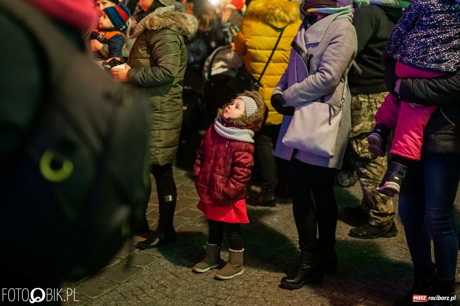 Zdjęcie w galerii na portalu naszraciborz.pl: Święty z siwą brodą nad raciborskim Rynkiem [FOTO i WIDEO] wiadomości z regionu