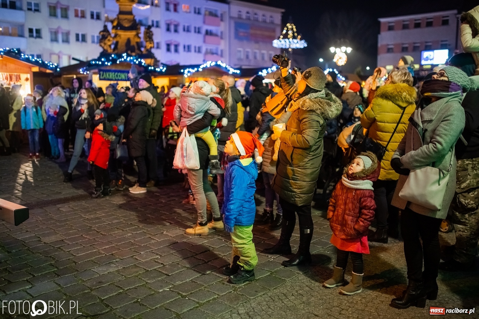 Zdjęcie w galerii na portalu naszraciborz.pl: Święty z siwą brodą nad raciborskim Rynkiem [FOTO i WIDEO] wiadomości z regionu