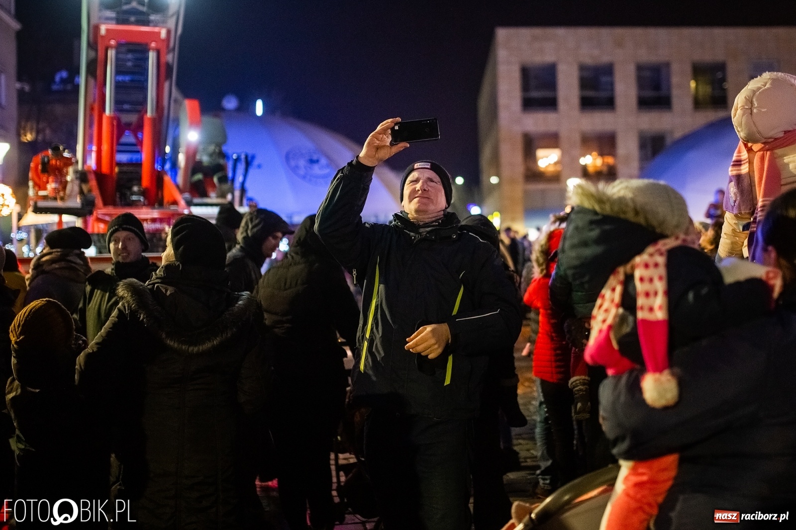 Zdjęcie w galerii na portalu naszraciborz.pl: Święty z siwą brodą nad raciborskim Rynkiem [FOTO i WIDEO] wiadomości z regionu