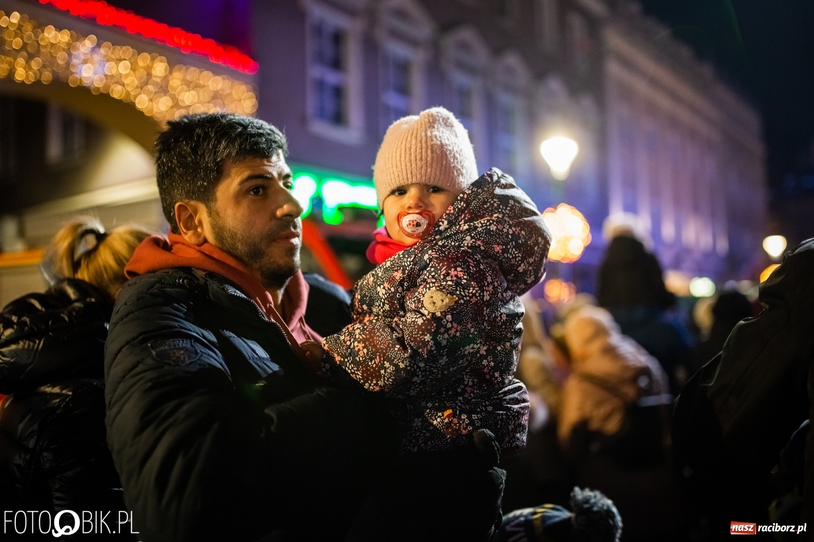Zdjęcie w galerii na portalu naszraciborz.pl: Święty z siwą brodą nad raciborskim Rynkiem [FOTO i WIDEO] wiadomości z regionu