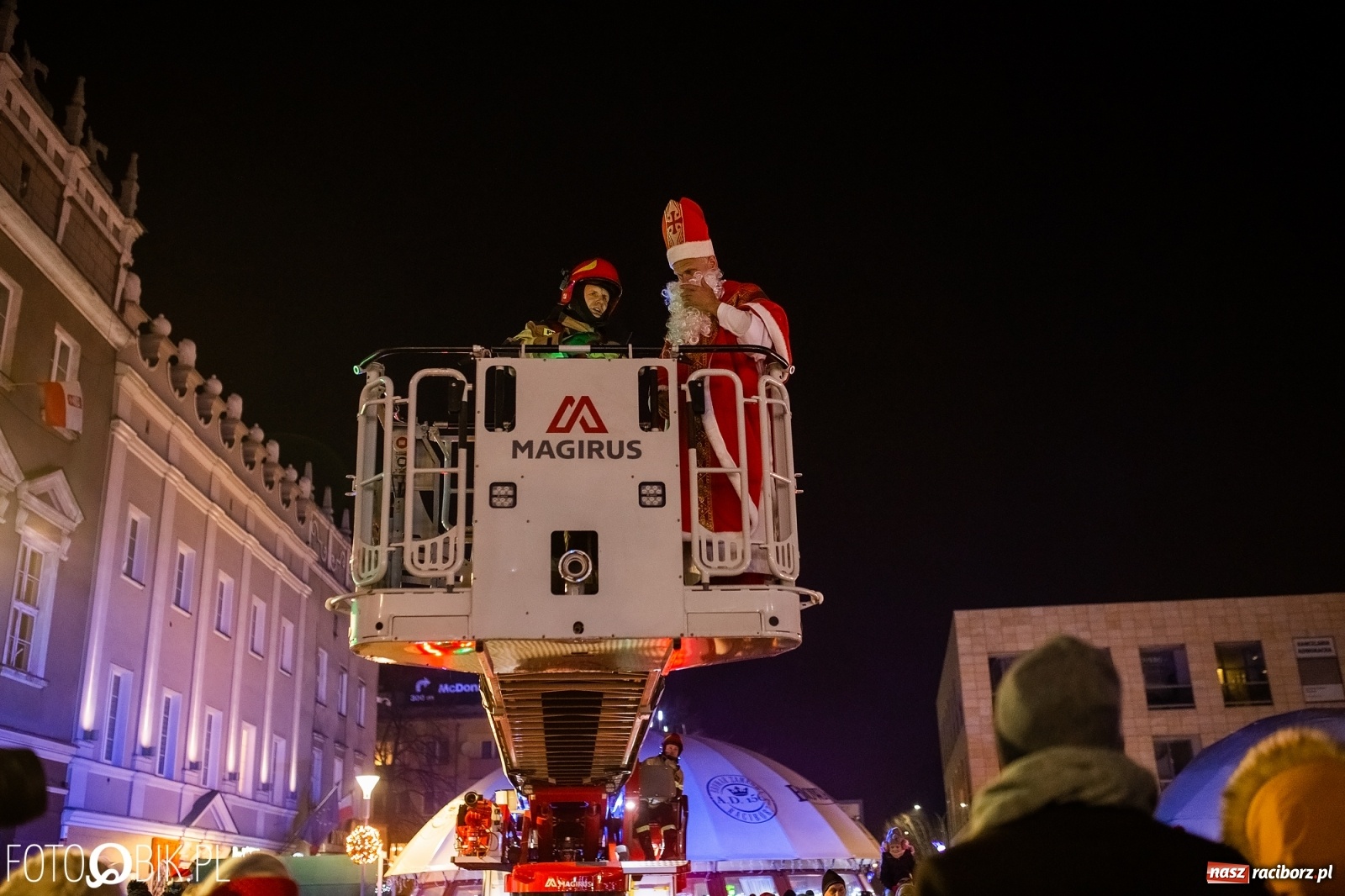 Zdjęcie w galerii na portalu naszraciborz.pl: Święty z siwą brodą nad raciborskim Rynkiem [FOTO i WIDEO] wiadomości z regionu
