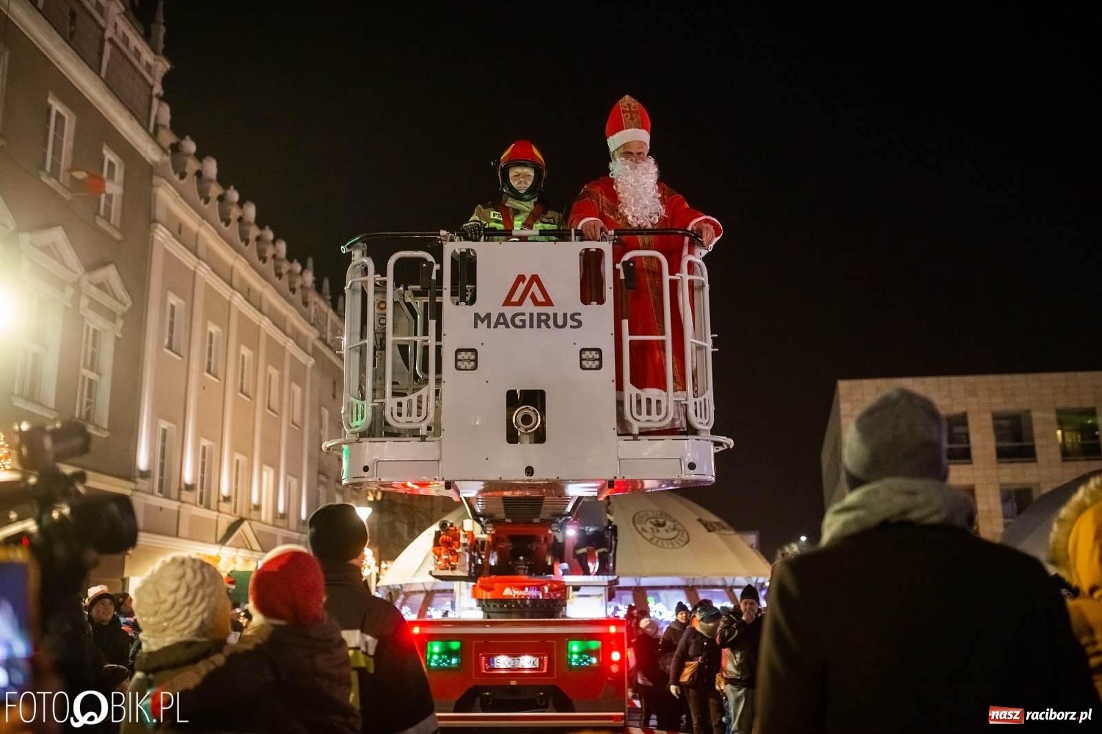 Zdjęcie w galerii na portalu naszraciborz.pl: Święty z siwą brodą nad raciborskim Rynkiem [FOTO i WIDEO] wiadomości z regionu