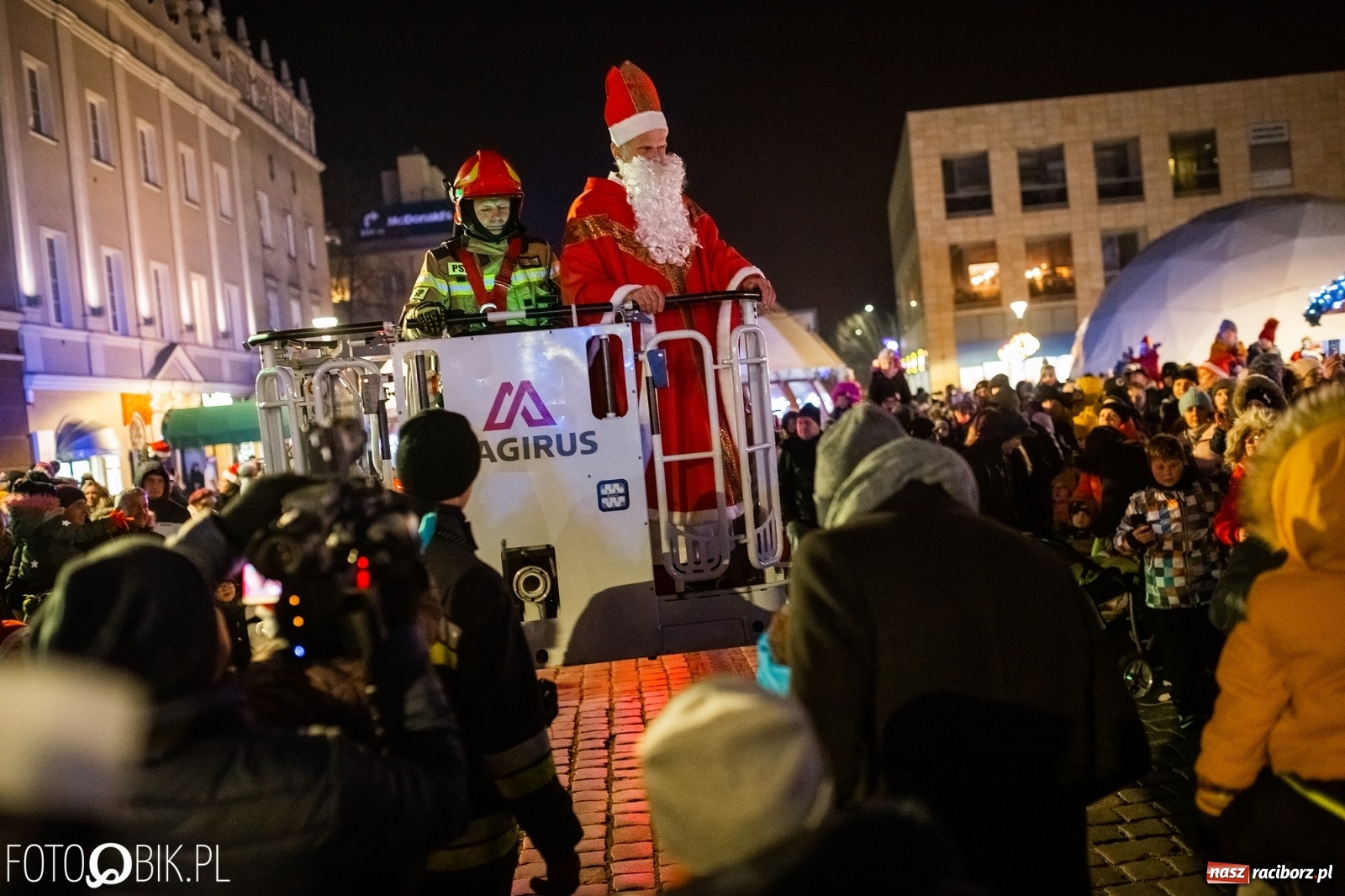 Zdjęcie w galerii na portalu naszraciborz.pl: Święty z siwą brodą nad raciborskim Rynkiem [FOTO i WIDEO] wiadomości z regionu