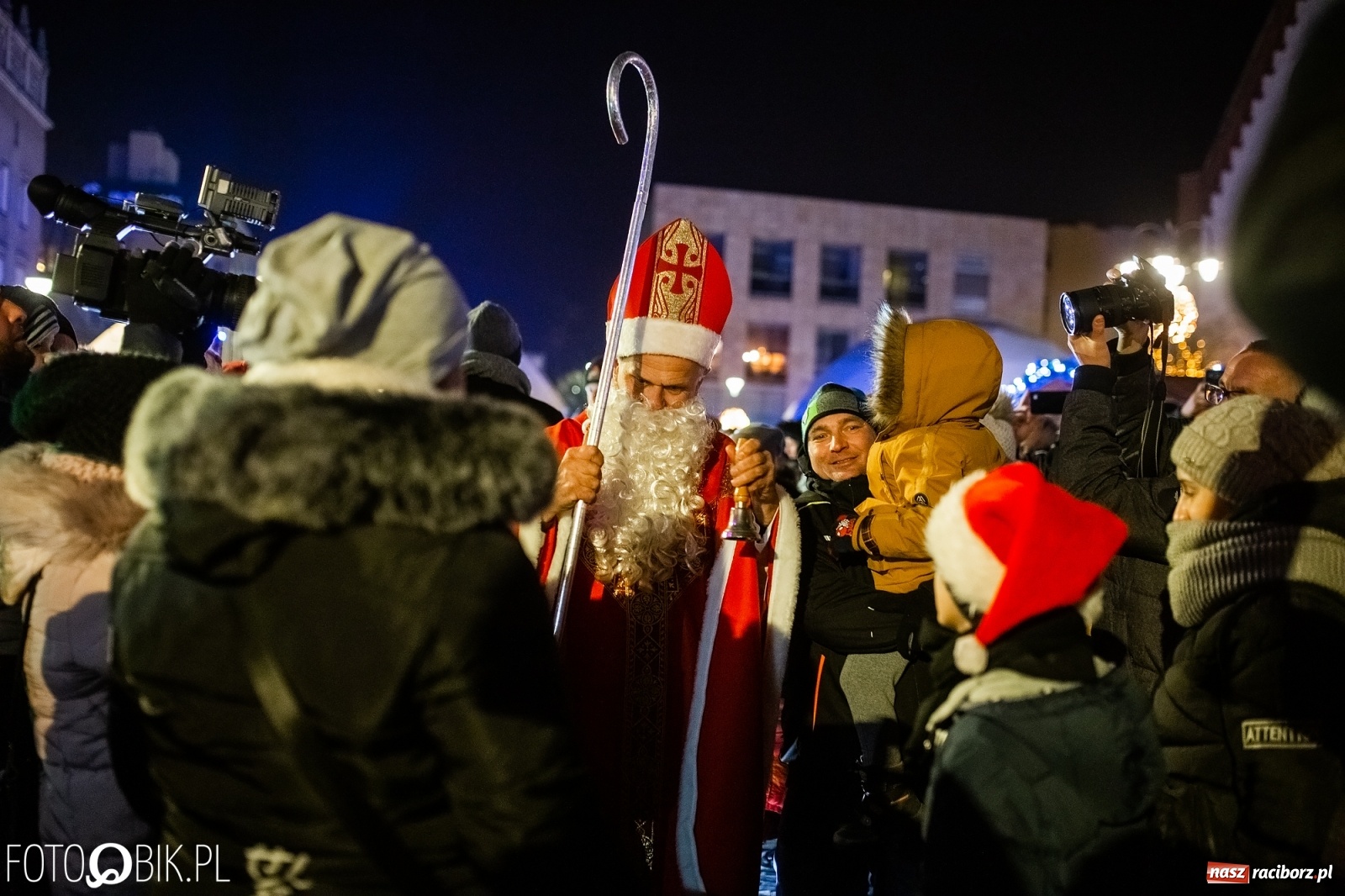 Zdjęcie w galerii na portalu naszraciborz.pl: Święty z siwą brodą nad raciborskim Rynkiem [FOTO i WIDEO] wiadomości z regionu