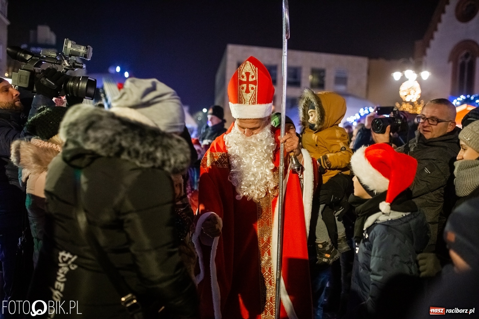 Zdjęcie w galerii na portalu naszraciborz.pl: Święty z siwą brodą nad raciborskim Rynkiem [FOTO i WIDEO] wiadomości z regionu