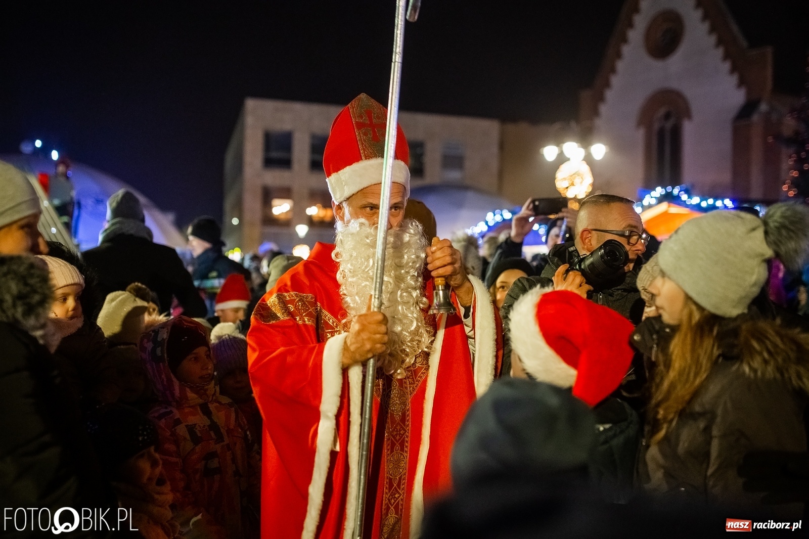 Zdjęcie w galerii na portalu naszraciborz.pl: Święty z siwą brodą nad raciborskim Rynkiem [FOTO i WIDEO] wiadomości z regionu